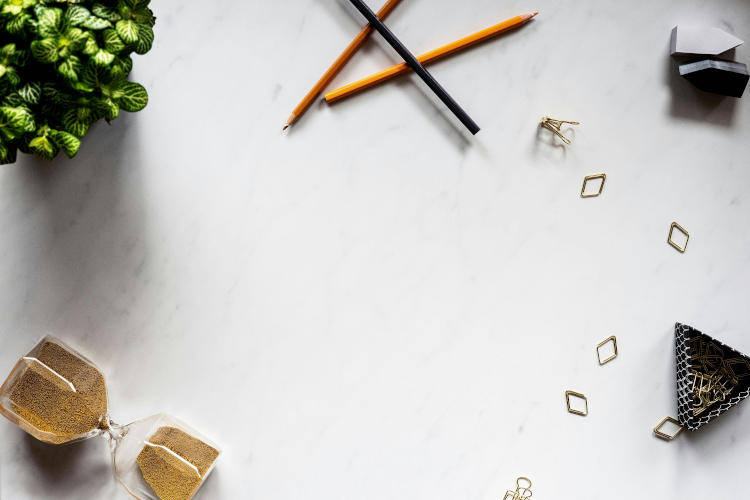 3 kleurpotloden op een witte tafel